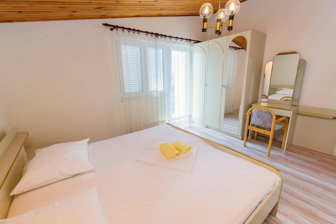 Apartments Jere Proto Примоштен Екстер'єр фото