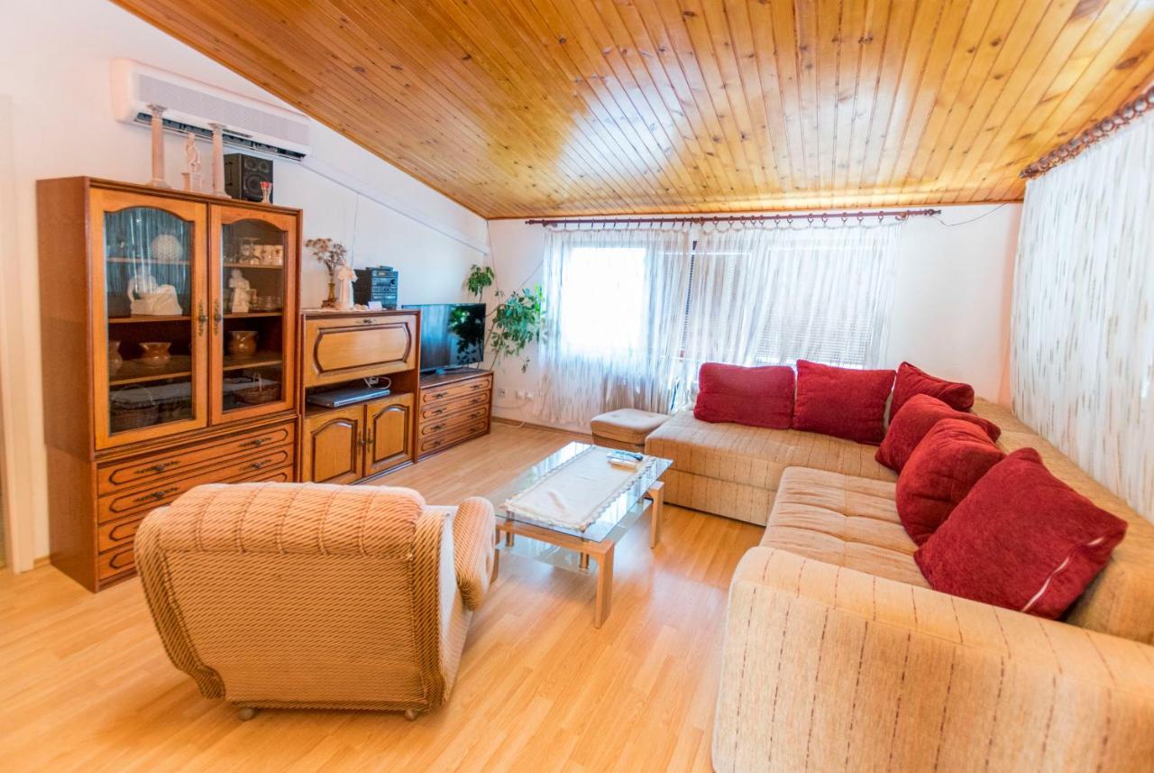 Apartments Jere Proto Примоштен Екстер'єр фото