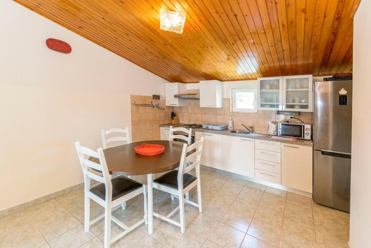 Apartments Jere Proto Примоштен Екстер'єр фото