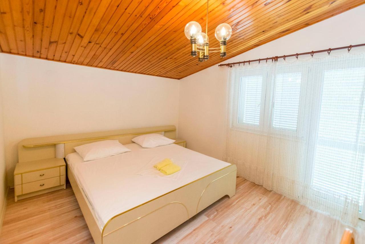 Apartments Jere Proto Примоштен Екстер'єр фото