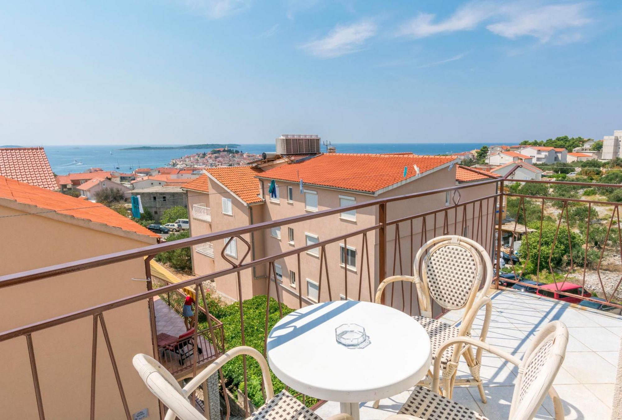 Apartments Jere Proto Примоштен Екстер'єр фото