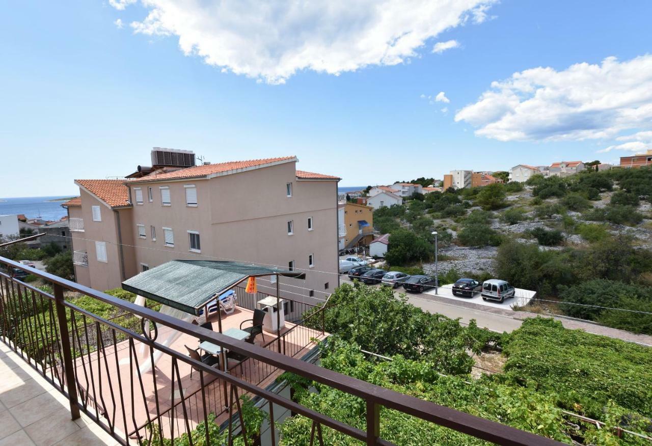 Apartments Jere Proto Примоштен Екстер'єр фото
