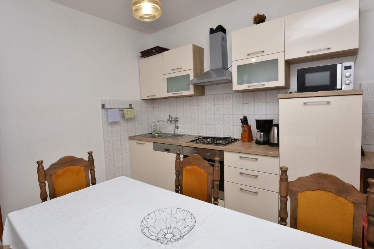 Apartments Jere Proto Примоштен Екстер'єр фото
