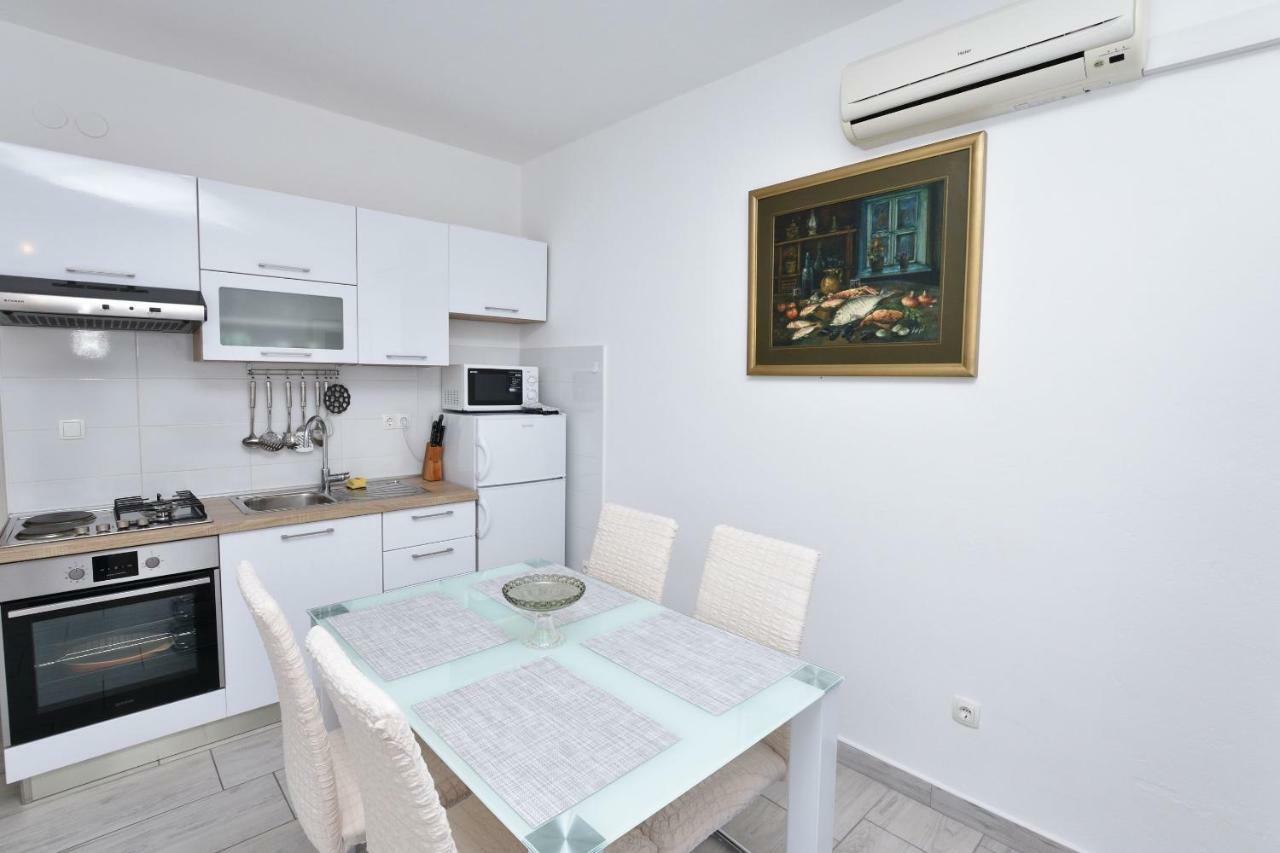 Apartments Jere Proto Примоштен Екстер'єр фото