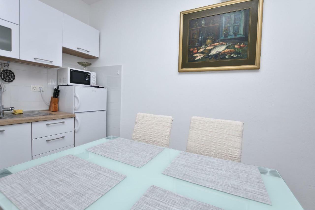 Apartments Jere Proto Примоштен Екстер'єр фото