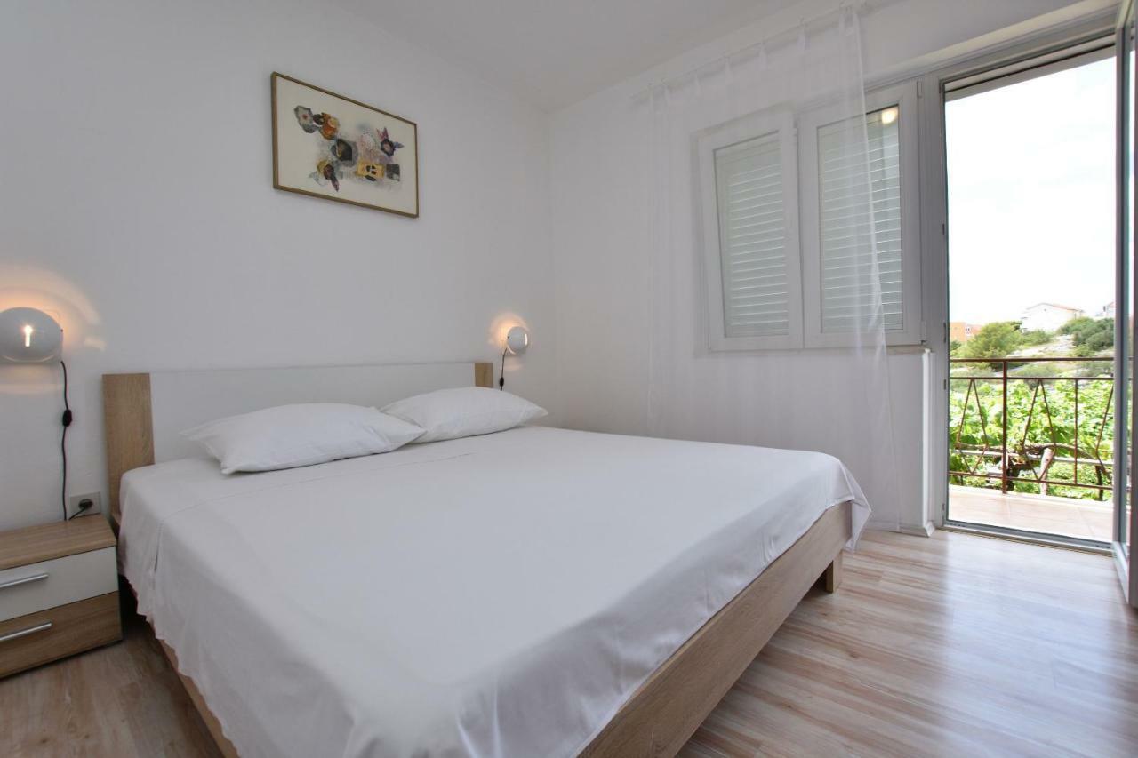 Apartments Jere Proto Примоштен Екстер'єр фото