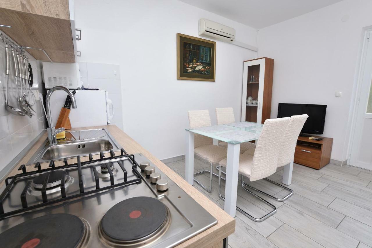 Apartments Jere Proto Примоштен Екстер'єр фото