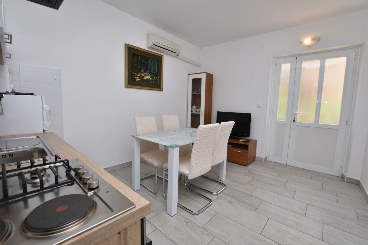 Apartments Jere Proto Примоштен Екстер'єр фото
