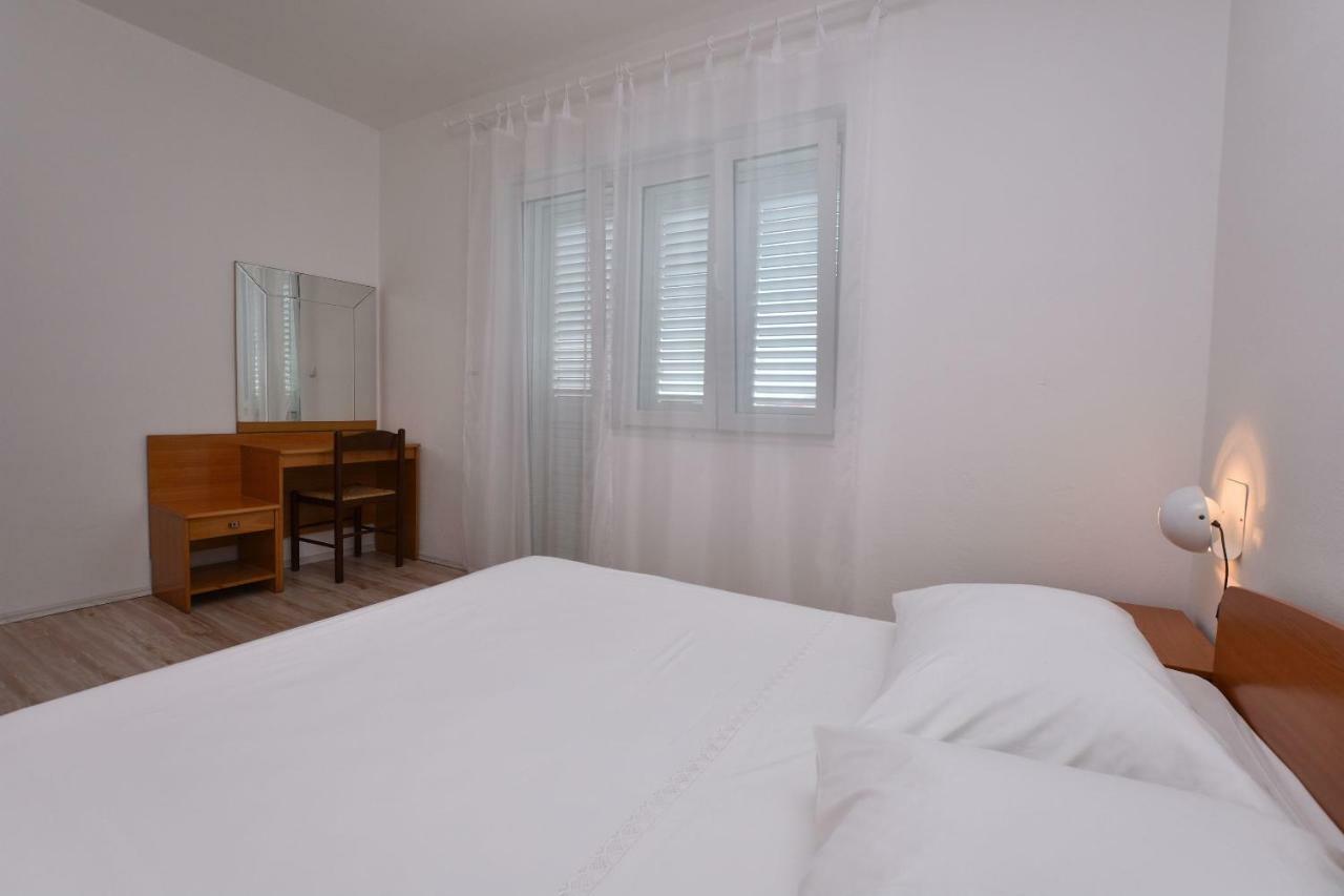 Apartments Jere Proto Примоштен Екстер'єр фото