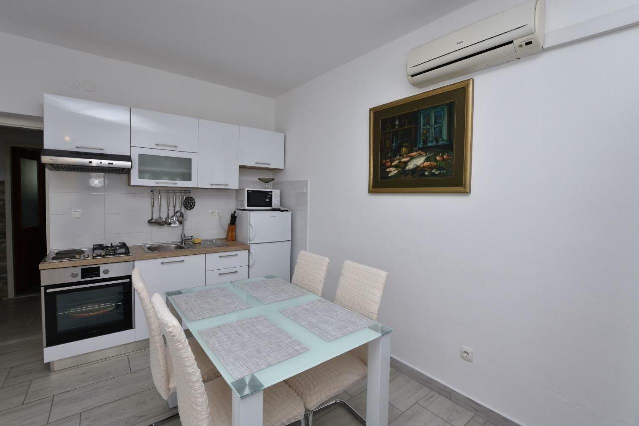 Apartments Jere Proto Примоштен Екстер'єр фото